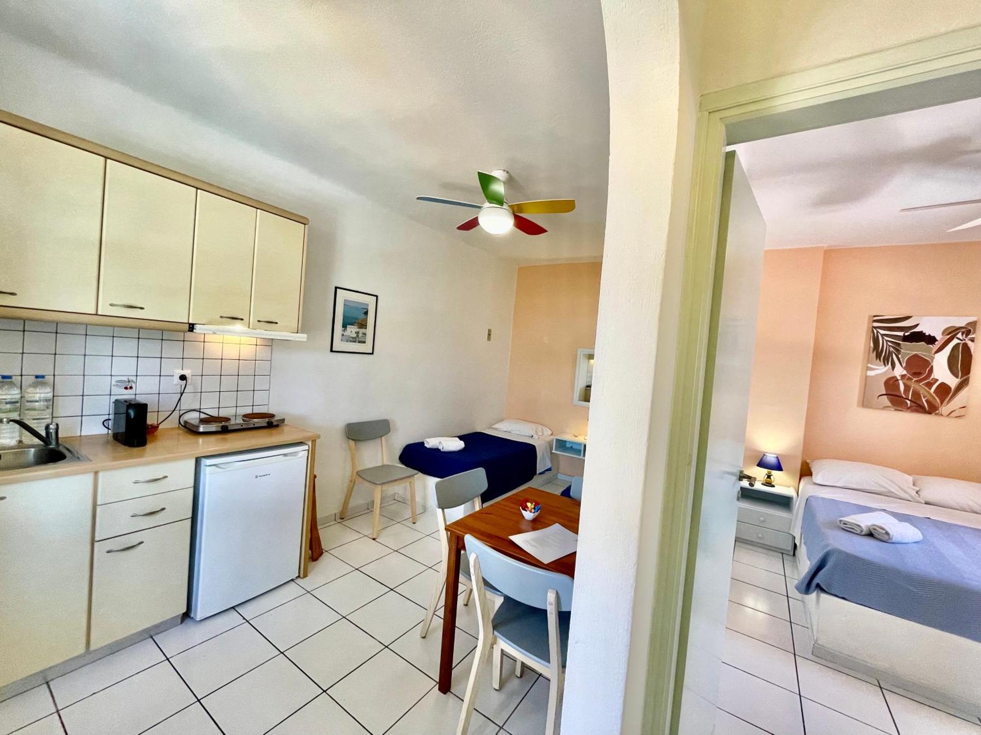 Asterias Mini Coastal Apartments ペリヴォラス エクステリア 写真